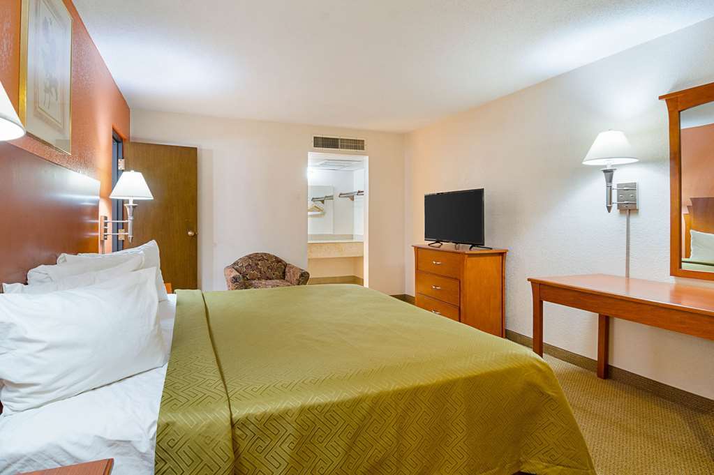 Econo Lodge Mcpherson Habitación foto